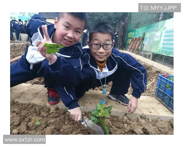 美国足球明星化身乞丐挑战自我引发社会关注与讨论