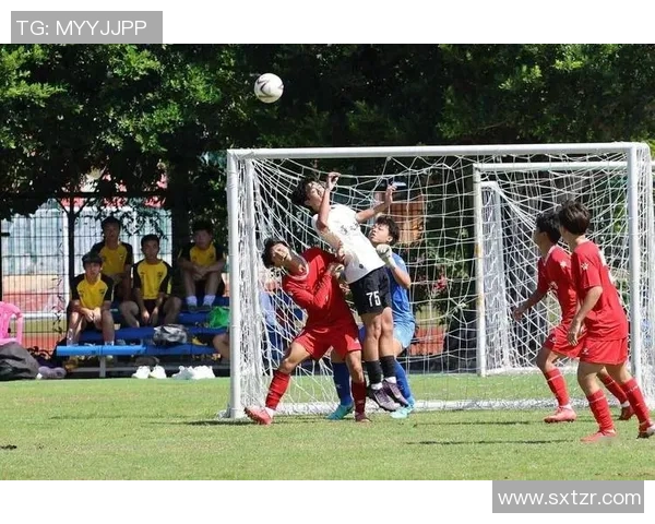 足球明星在绿茵场上舞动的脚步与精准踩球的优雅瞬间