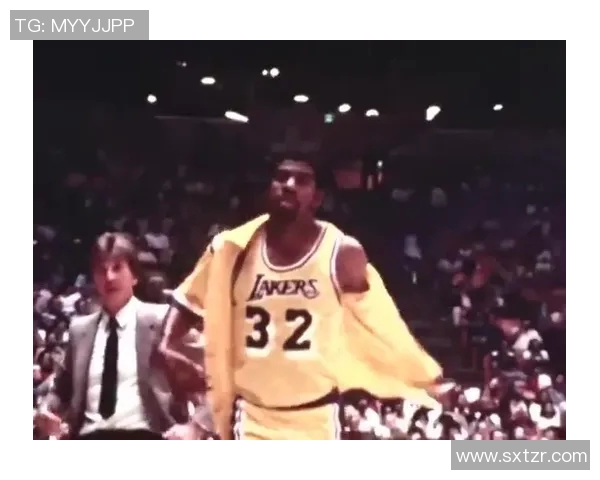 魔术师约翰逊如何通过传球和视野展现篮球智慧的深刻价值 魔术师约翰逊如何通过传球和视野展现篮球智慧的深刻价值