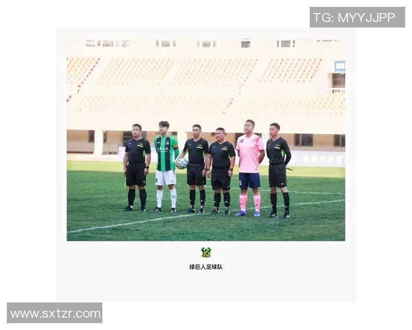 路人足球明星采访视频揭秘球场背后的故事与梦想